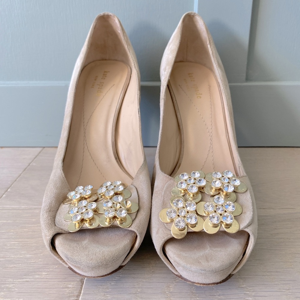 Neutral kate spade suede pumps with gold flower embellishments.